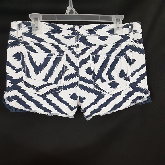 No Boundaries Blue and White Pattern Shorts Sz 13 - Picture 2 of 6
